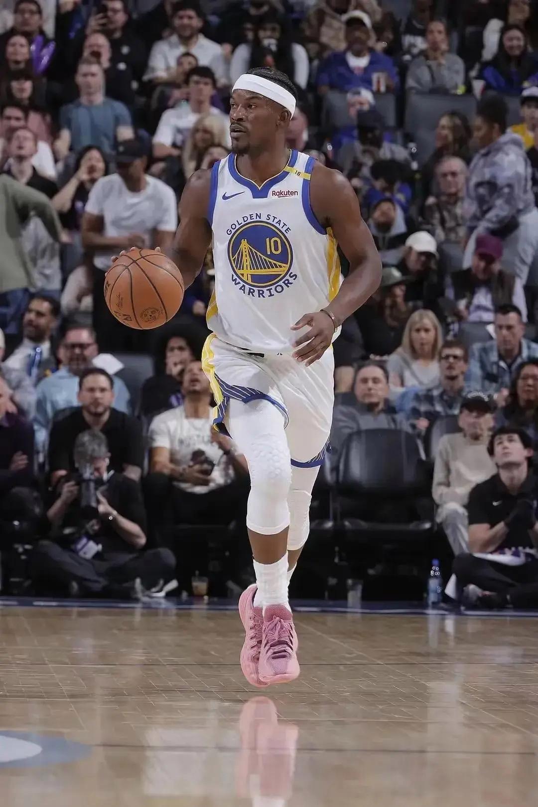 开云全站穆古鲁扎焦点对战,巴特勒与70激战雄鹿分钟,比赛局势复杂胜负难料!